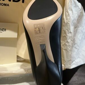 New Fendi nude black pumps 37